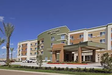Отель Courtyard By Marriott Victoria