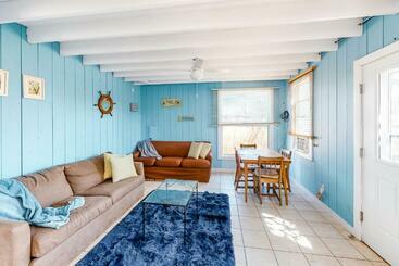 בית מלון כפרי Surfside Retreat On Champlain Street