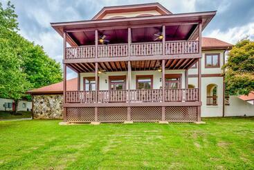 בית מלון כפרי Alpine Village Condos