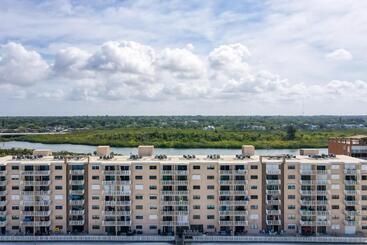 هتل Ocean Front Oasis