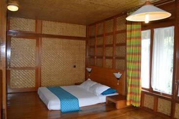 Otel Kampung Sumber Alam Garut