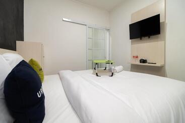 Urbanview Hotel Bizhome Artha Gading Boulevard By Reddoorz