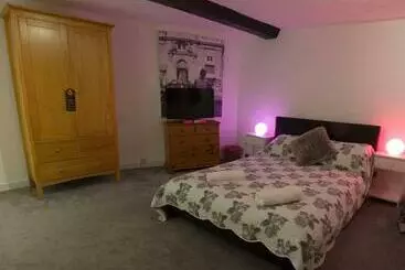 Pensione Room In Guest Room   Stonehenge 10 Mins Asway