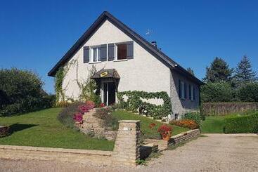 ベッドアンドブレックファースト Chambres D Hotes En Cote D Or