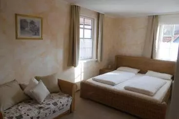 Pensió Ferienwohnung Wacker, Apartments Und Zimmer