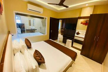 فندق Sangam Banquet And