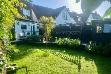 Majatalo Beddington Park Lodge East