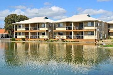 فندق Lakeside Apartments And River Resort Villas