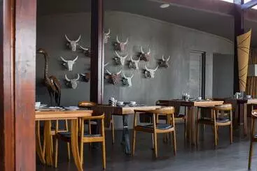 Отель Rhino Ridge Safari Lodge