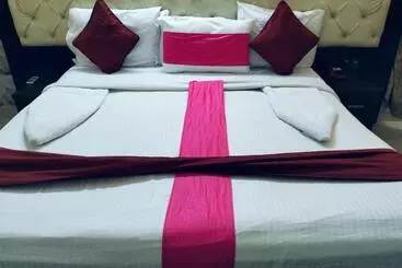 호텔 Surya Palace Noida