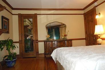 Bed and Breakfast Overlook Mansion