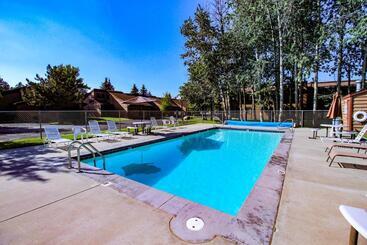 هتل Aspen Village 84