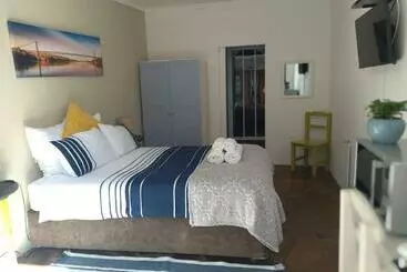 پانسیون Serenity Cove Beach Blue Room
