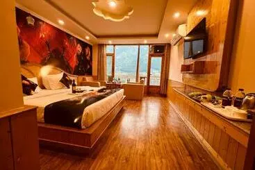 Hotel Old Smugglers With Balcony Mountain View Ac Hot And Cold Near To Hadimba Temple Near To Mall Road