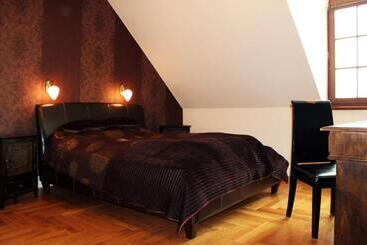 Aamiaismajoitus (B&B) Dwór Pod Różami