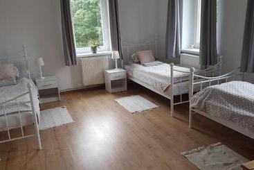 Dom O Niebieskich Okiennicach