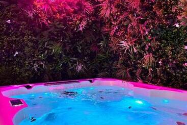 Bed & Breakfast Love Room Suite Dirty Diana