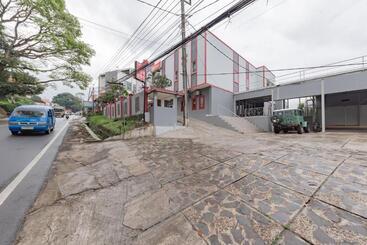 Отель Reddoorz Syariah Plus Near Tugu Bubur Ayam Cianjur