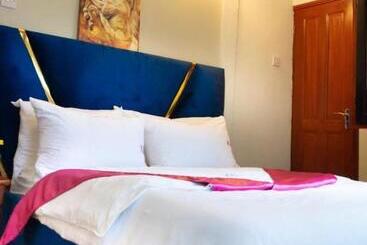 هاستل Empire Du Luxe