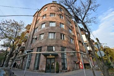 هتل Amigos Guest House