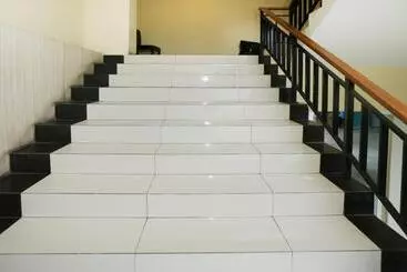 ホテル Oyo 92065 Kos Flobamor