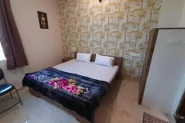 ホテル Sunstays Oppsite Bus Stand