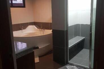 Platinum Hotel By Bluebookers