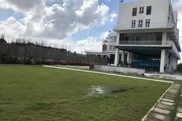 Hotelli Ponneri Gymkhana Club