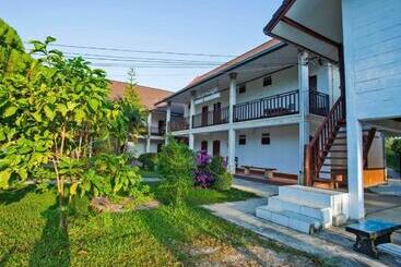 هاستل Mani Riverside Garden House