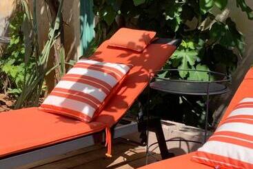 تختخواب و صبحانه La Villa Des Amandiers