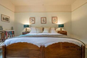 Pantybeiliau House Bed & Breakfast