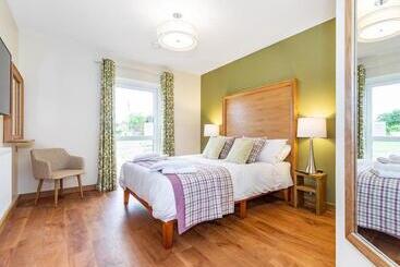 אתר נופש Flaxton Meadows Luxury Lodges