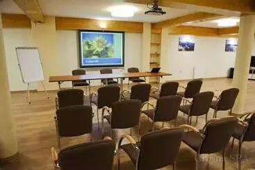 Hotelli Pensjonat Crosna Spa