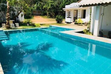 پانسیون Cinnamon Estate Villa