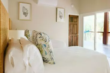 Hotel Ray Caye Private Island Resort