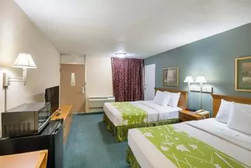 酒店 Rodeway Inn & Suites