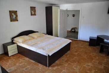 פנסיון Casa Dobra