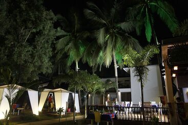 בית מלון כפרי Paparazzi Resort