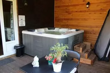 Bed and Breakfast Au Coucher Du Soleil, Chalet Avec Jacuzzi Et Sauna
