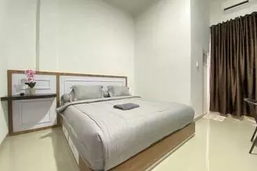 Hotel Mj Guest House Pusat Kota Malili Mitra Reddoorz