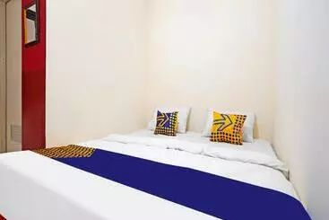 Hotel Spot On 91602 Red House Rents Syariah