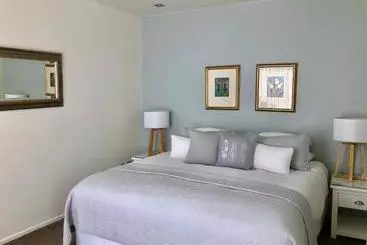 민박 Enclosure Bay