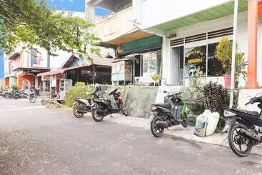 ホテル Spot On 91968 Penginapan Saweri Gading