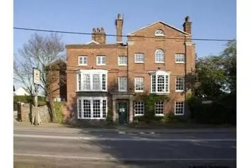 בית מלון כפרי The Crown House Inn