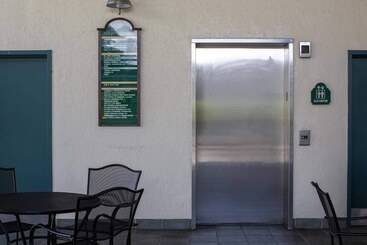 هتل Marketplace Suites