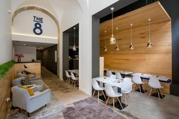 هتل The 8  Downtown Suites