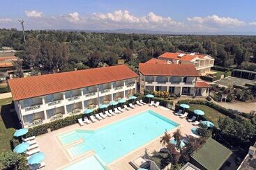 Residence Con Piscina A 450 Mt Dal Mare