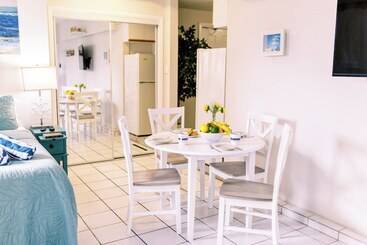 בית מלון כפרי Beachside Gardens Apartments By Lowkl