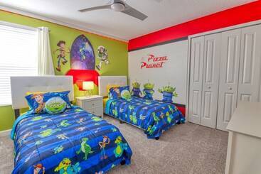 بيت ريفى Perfect Vacay, Themed Rooms, Game Room & Theater