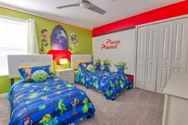 Mökkimajoitus Perfect Vacay, Themed Rooms, Game Room & Theater